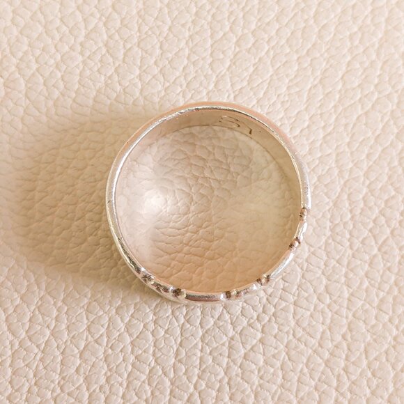 Sterling Silver Carved Band – Signed SY (Steve Yellowhorse), Size 8 - Picture 6 of 9